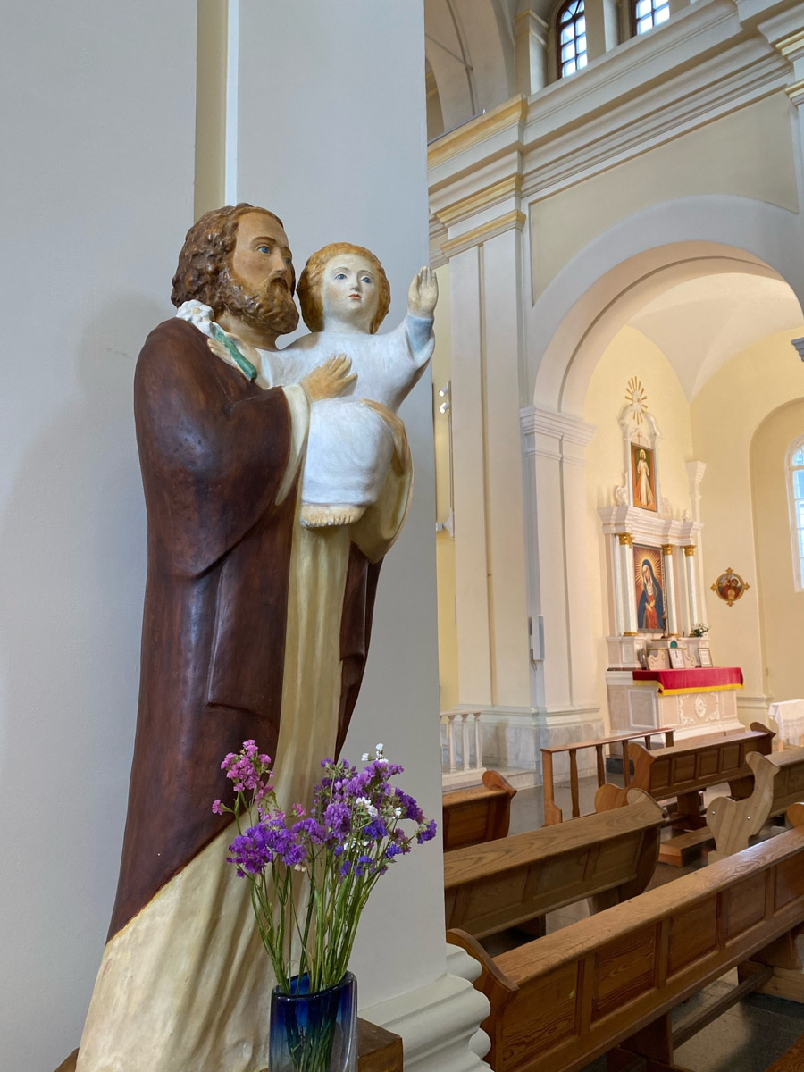 Путешествия бывают спланированными, а бывают спонтанными. Вторые вносят в размеренные будни нотку авантюризма и приключений. Витебск — один из самых живописных и романтичных городов современной Беларуси, куда стоит съездить, чтобы полюбоваться видами Западной Двины, отведать драников и ощутить творческую атмосферу места, где провел детство и юность величайший художник-авангардист Марк Шагал.