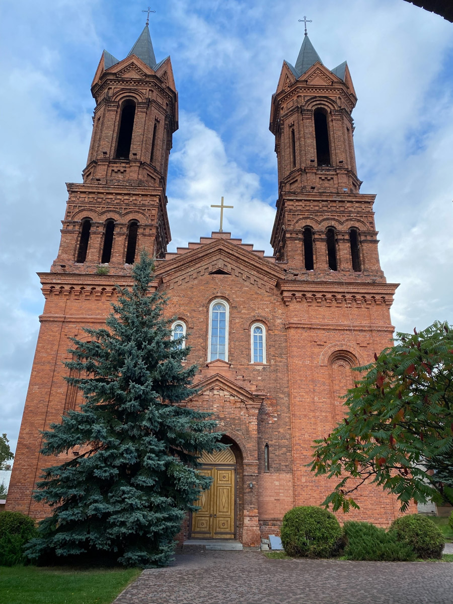 Путешествия бывают спланированными, а бывают спонтанными. Вторые вносят в размеренные будни нотку авантюризма и приключений. Витебск — один из самых живописных и романтичных городов современной Беларуси, куда стоит съездить, чтобы полюбоваться видами Западной Двины, отведать драников и ощутить творческую атмосферу места, где провел детство и юность величайший художник-авангардист Марк Шагал.