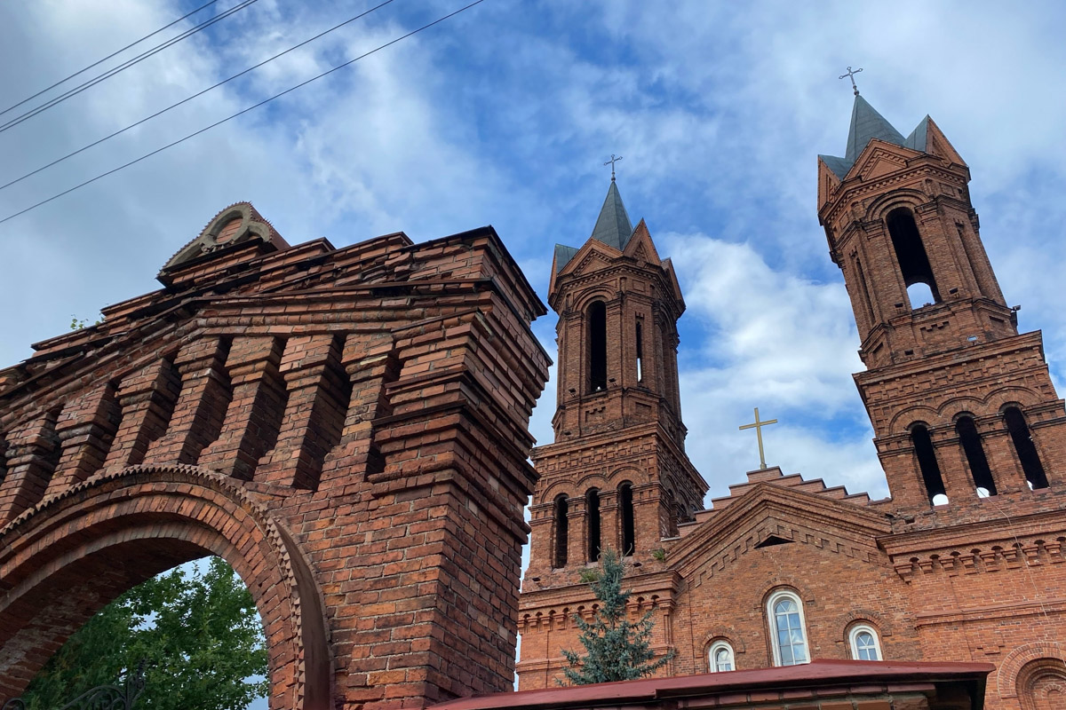 Путешествия бывают спланированными, а бывают спонтанными. Вторые вносят в размеренные будни нотку авантюризма и приключений. Витебск — один из самых живописных и романтичных городов современной Беларуси, куда стоит съездить, чтобы полюбоваться видами Западной Двины, отведать драников и ощутить творческую атмосферу места, где провел детство и юность величайший художник-авангардист Марк Шагал.
