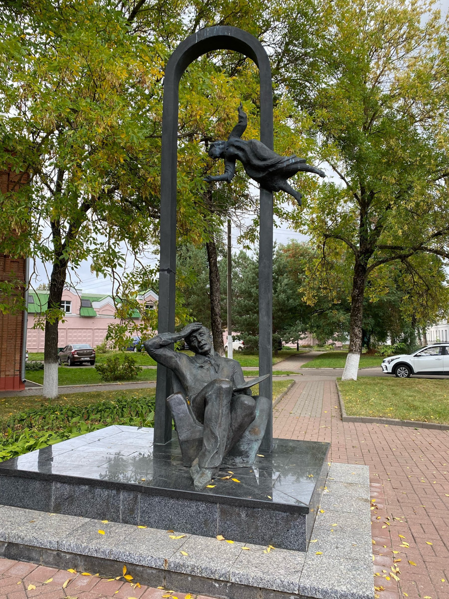 Путешествия бывают спланированными, а бывают спонтанными. Вторые вносят в размеренные будни нотку авантюризма и приключений. Витебск — один из самых живописных и романтичных городов современной Беларуси, куда стоит съездить, чтобы полюбоваться видами Западной Двины, отведать драников и ощутить творческую атмосферу места, где провел детство и юность величайший художник-авангардист Марк Шагал.