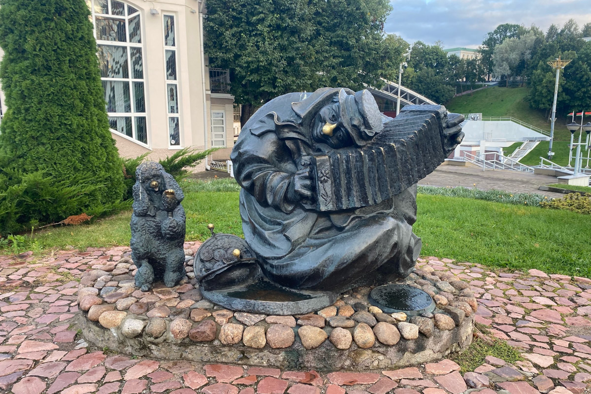 Путешествия бывают спланированными, а бывают спонтанными. Вторые вносят в размеренные будни нотку авантюризма и приключений. Витебск — один из самых живописных и романтичных городов современной Беларуси, куда стоит съездить, чтобы полюбоваться видами Западной Двины, отведать драников и ощутить творческую атмосферу места, где провел детство и юность величайший художник-авангардист Марк Шагал.