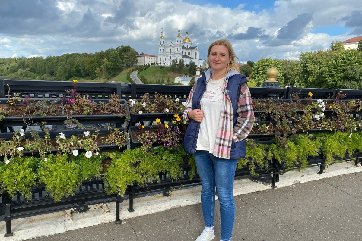 Путешествия бывают спланированными, а бывают спонтанными. Вторые вносят в размеренные будни нотку авантюризма и приключений. Витебск — один из самых живописных и романтичных городов современной Беларуси, куда стоит съездить, чтобы полюбоваться видами Западной Двины, отведать драников и ощутить творческую атмосферу места, где провел детство и юность величайший художник-авангардист Марк Шагал.