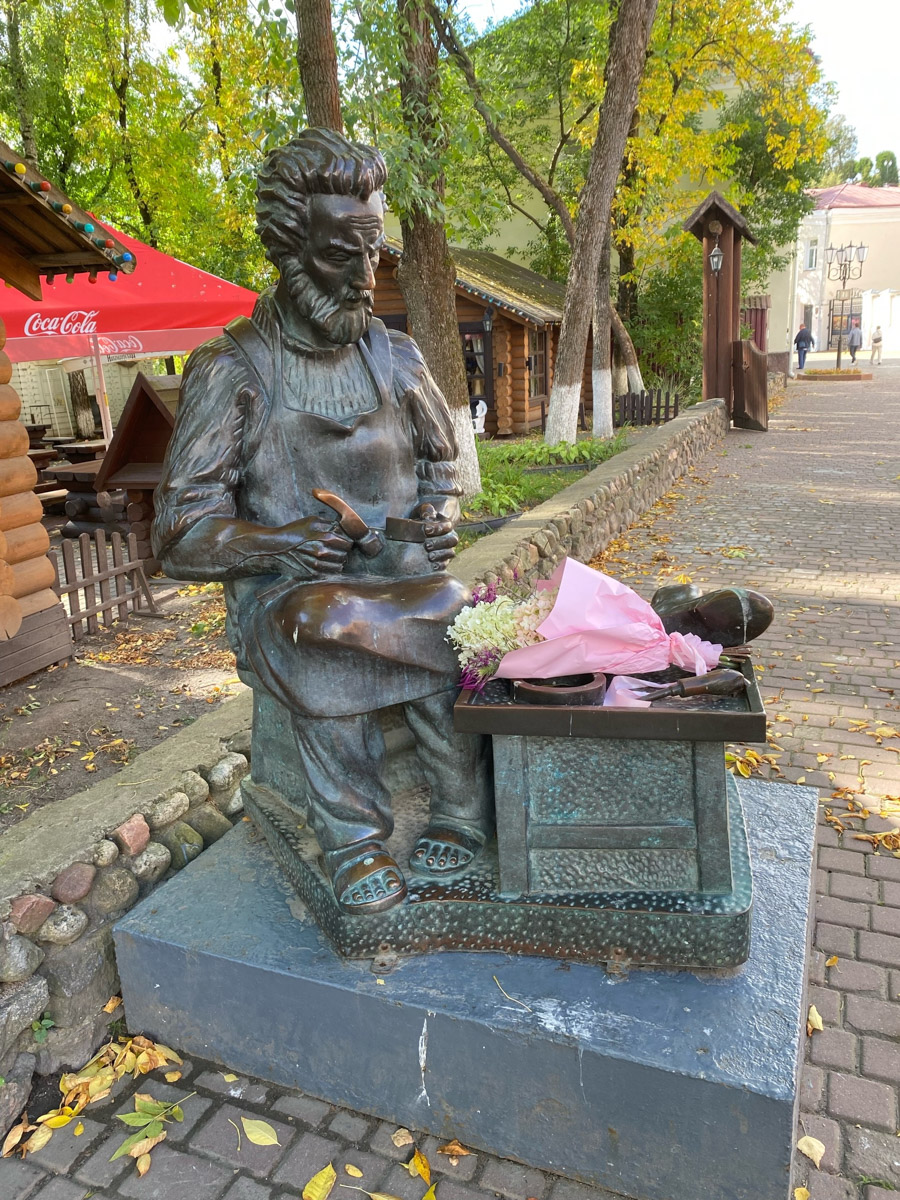 Путешествия бывают спланированными, а бывают спонтанными. Вторые вносят в размеренные будни нотку авантюризма и приключений. Витебск — один из самых живописных и романтичных городов современной Беларуси, куда стоит съездить, чтобы полюбоваться видами Западной Двины, отведать драников и ощутить творческую атмосферу места, где провел детство и юность величайший художник-авангардист Марк Шагал.