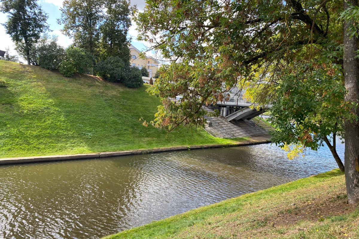 Путешествия бывают спланированными, а бывают спонтанными. Вторые вносят в размеренные будни нотку авантюризма и приключений. Витебск — один из самых живописных и романтичных городов современной Беларуси, куда стоит съездить, чтобы полюбоваться видами Западной Двины, отведать драников и ощутить творческую атмосферу места, где провел детство и юность величайший художник-авангардист Марк Шагал.