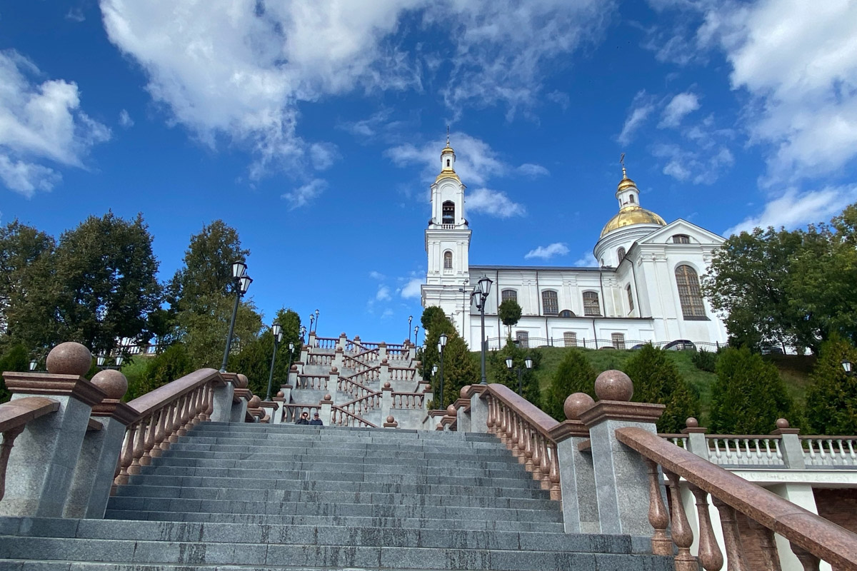 Путешествия бывают спланированными, а бывают спонтанными. Вторые вносят в размеренные будни нотку авантюризма и приключений. Витебск — один из самых живописных и романтичных городов современной Беларуси, куда стоит съездить, чтобы полюбоваться видами Западной Двины, отведать драников и ощутить творческую атмосферу места, где провел детство и юность величайший художник-авангардист Марк Шагал.