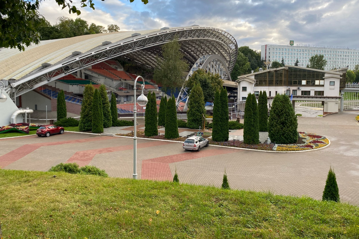 Путешествия бывают спланированными, а бывают спонтанными. Вторые вносят в размеренные будни нотку авантюризма и приключений. Витебск — один из самых живописных и романтичных городов современной Беларуси, куда стоит съездить, чтобы полюбоваться видами Западной Двины, отведать драников и ощутить творческую атмосферу места, где провел детство и юность величайший художник-авангардист Марк Шагал.