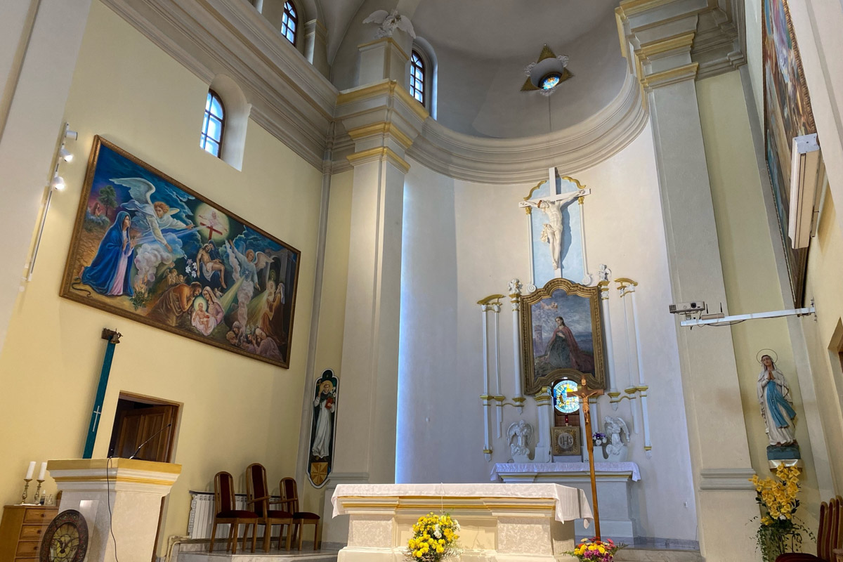 Путешествия бывают спланированными, а бывают спонтанными. Вторые вносят в размеренные будни нотку авантюризма и приключений. Витебск — один из самых живописных и романтичных городов современной Беларуси, куда стоит съездить, чтобы полюбоваться видами Западной Двины, отведать драников и ощутить творческую атмосферу места, где провел детство и юность величайший художник-авангардист Марк Шагал.