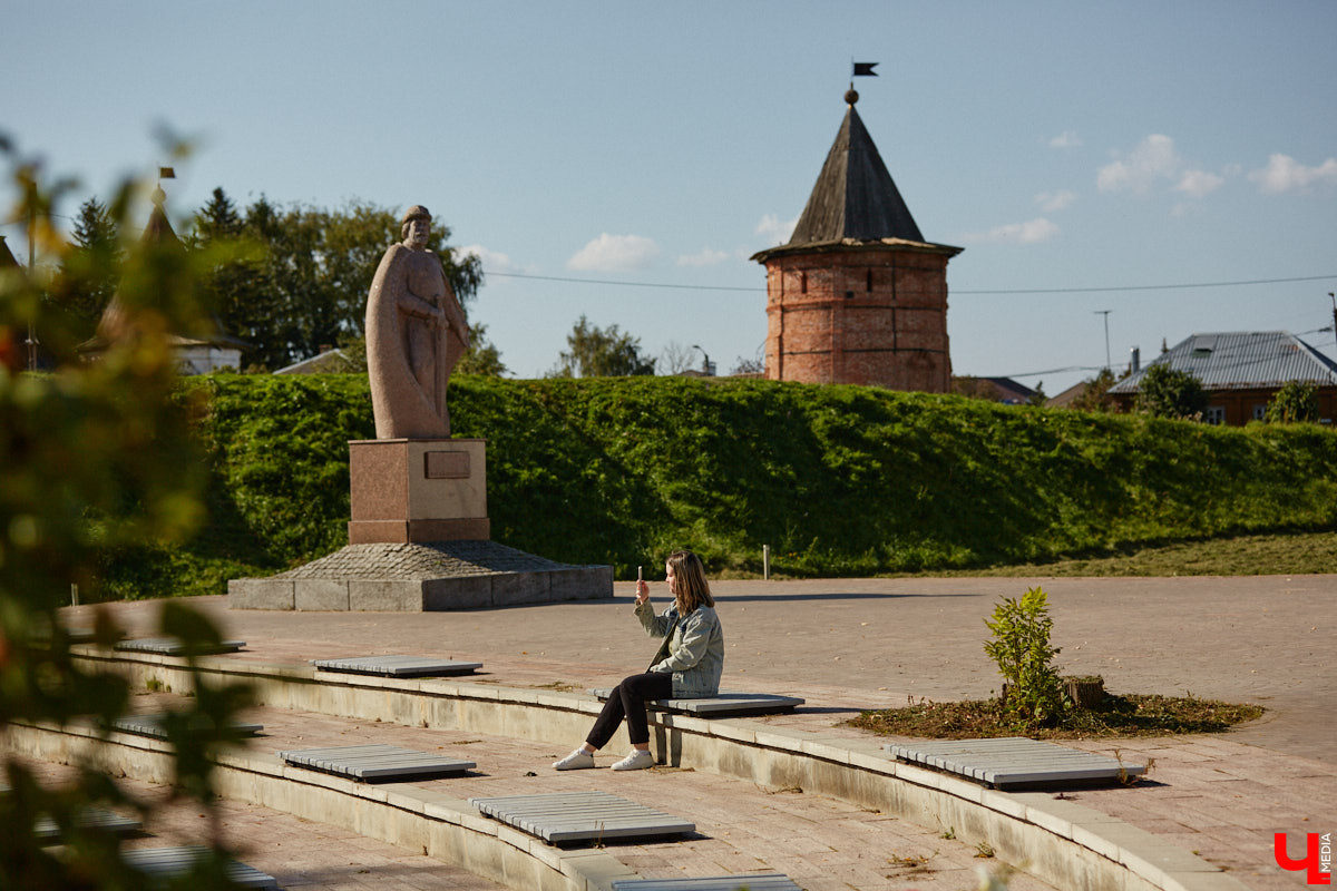 Популярный сервис планирования путешествий разработал варианты для поездок в города Золотого кольца России. И, что особенно приятно, в предложенном списке сразу шесть туров по 33-му региону. Портал называет представленные идеи новым прочтением классики и призывает посетить города с уникальной историей, в которую гармонично вписались современные проекты. Изучаем, куда стоит отправиться на выходные.