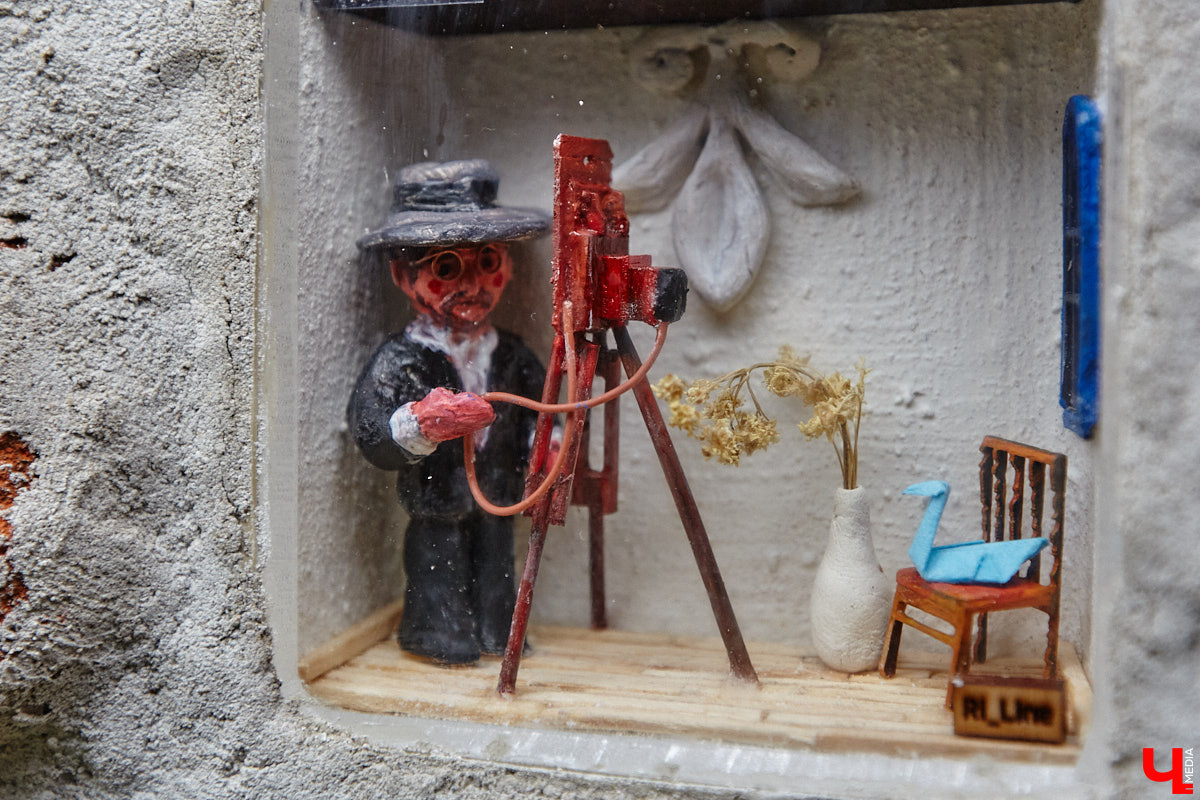 Уличные художники Владимира подарили его обитателям новый повод для долгих прогулок. Отправиться на улицу стоит в поисках их удивительных творений. Например, очередной миниатюры, замурованной в стену, или маленьких пиксельных персонажей на памп-треке в парке. «Ключ-Медиа» уже оценил работы!