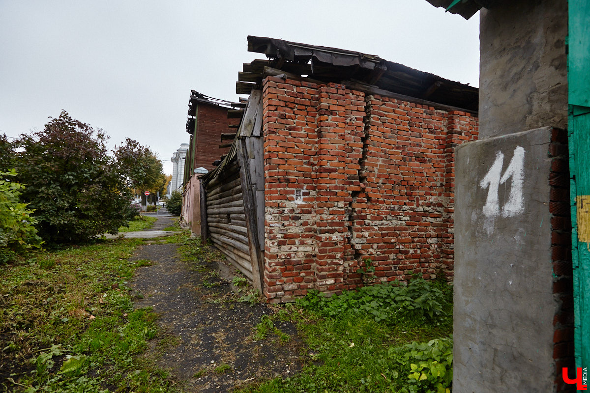 Уличные художники Владимира подарили его обитателям новый повод для долгих прогулок. Отправиться на улицу стоит в поисках их удивительных творений. Например, очередной миниатюры, замурованной в стену, или маленьких пиксельных персонажей на памп-треке в парке. «Ключ-Медиа» уже оценил работы!