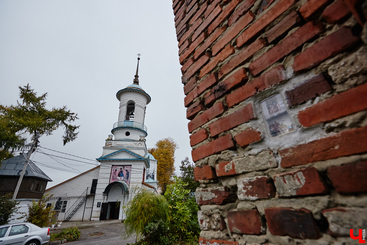 Уличные художники Владимира подарили его обитателям новый повод для долгих прогулок. Отправиться на улицу стоит в поисках их удивительных творений. Например, очередной миниатюры, замурованной в стену, или маленьких пиксельных персонажей на памп-треке в парке. «Ключ-Медиа» уже оценил работы!