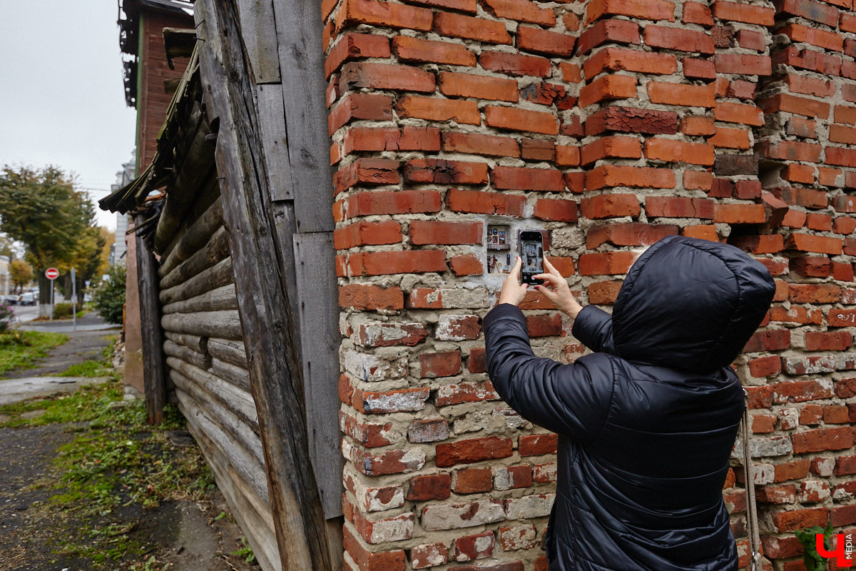 Уличные художники Владимира подарили его обитателям новый повод для долгих прогулок. Отправиться на улицу стоит в поисках их удивительных творений. Например, очередной миниатюры, замурованной в стену, или маленьких пиксельных персонажей на памп-треке в парке. «Ключ-Медиа» уже оценил работы!