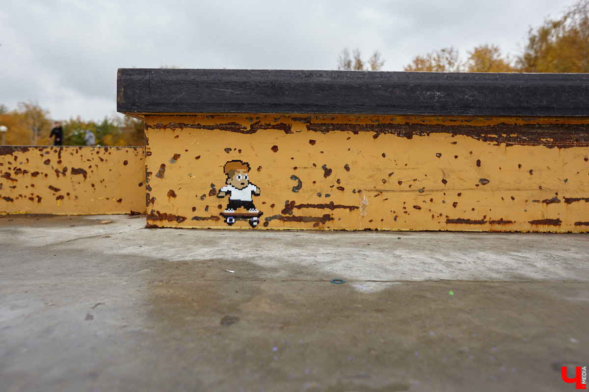 Уличные художники Владимира подарили его обитателям новый повод для долгих прогулок. Отправиться на улицу стоит в поисках их удивительных творений. Например, очередной миниатюры, замурованной в стену, или маленьких пиксельных персонажей на памп-треке в парке. «Ключ-Медиа» уже оценил работы!