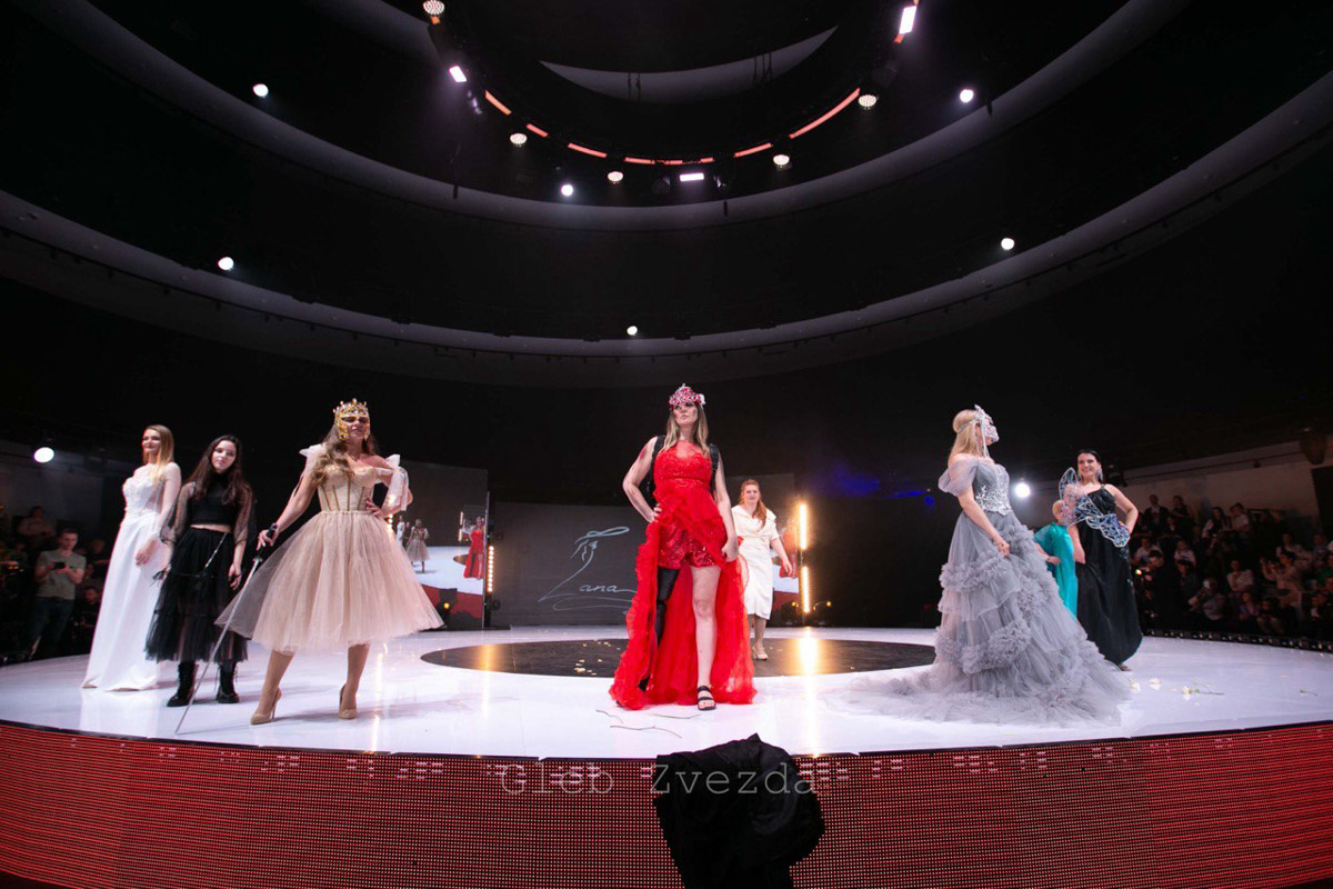 Евгении Хреновой, создательнице авторских украшений, представленных моделями на страницах глянца и подиумах, не раз приходилось падать и подниматься. Впрочем, силы воли дизайнеру аксессуаров не занимать. Она собрала себя и вновь забралась на вершину. О своих американских горках в творческой стезе основательница модного бренда рассказала «Ключ-Медиа».