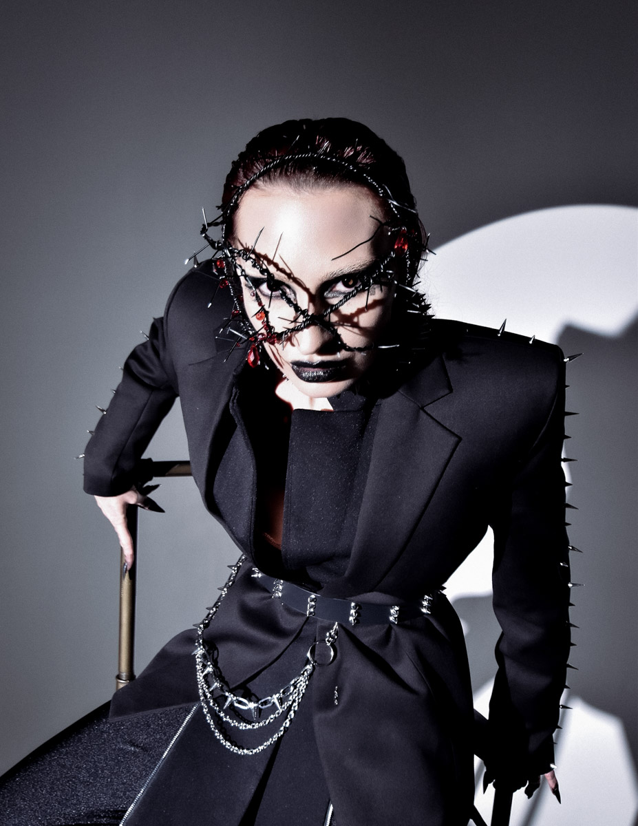 Евгении Хреновой, создательнице авторских украшений, представленных моделями на страницах глянца и подиумах, не раз приходилось падать и подниматься. Впрочем, силы воли дизайнеру аксессуаров не занимать. Она собрала себя и вновь забралась на вершину. О своих американских горках в творческой стезе основательница модного бренда рассказала «Ключ-Медиа».