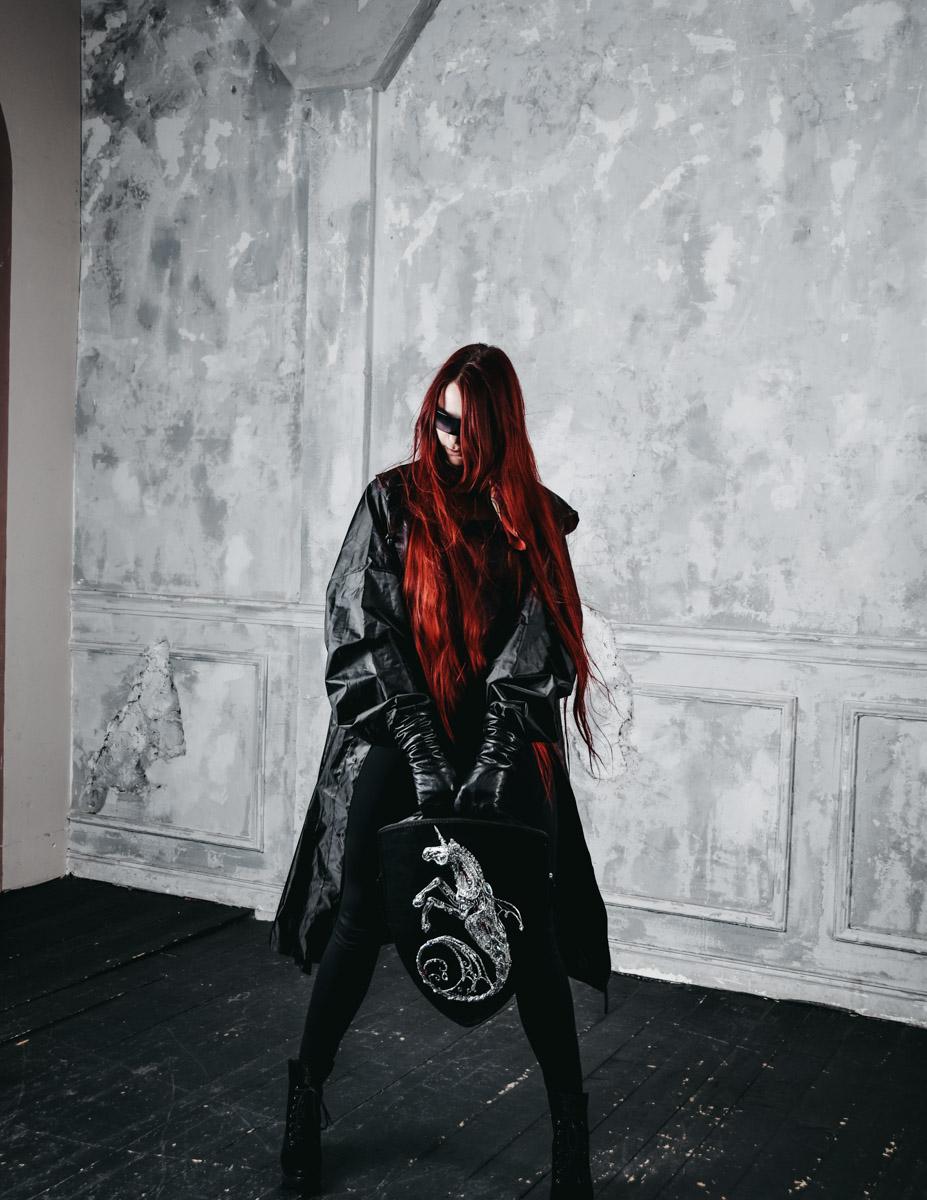 Евгении Хреновой, создательнице авторских украшений, представленных моделями на страницах глянца и подиумах, не раз приходилось падать и подниматься. Впрочем, силы воли дизайнеру аксессуаров не занимать. Она собрала себя и вновь забралась на вершину. О своих американских горках в творческой стезе основательница модного бренда рассказала «Ключ-Медиа».