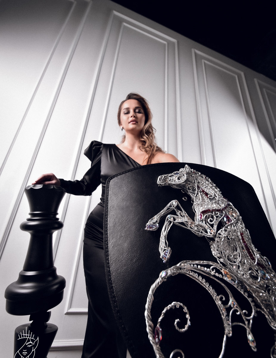 Евгении Хреновой, создательнице авторских украшений, представленных моделями на страницах глянца и подиумах, не раз приходилось падать и подниматься. Впрочем, силы воли дизайнеру аксессуаров не занимать. Она собрала себя и вновь забралась на вершину. О своих американских горках в творческой стезе основательница модного бренда рассказала «Ключ-Медиа».