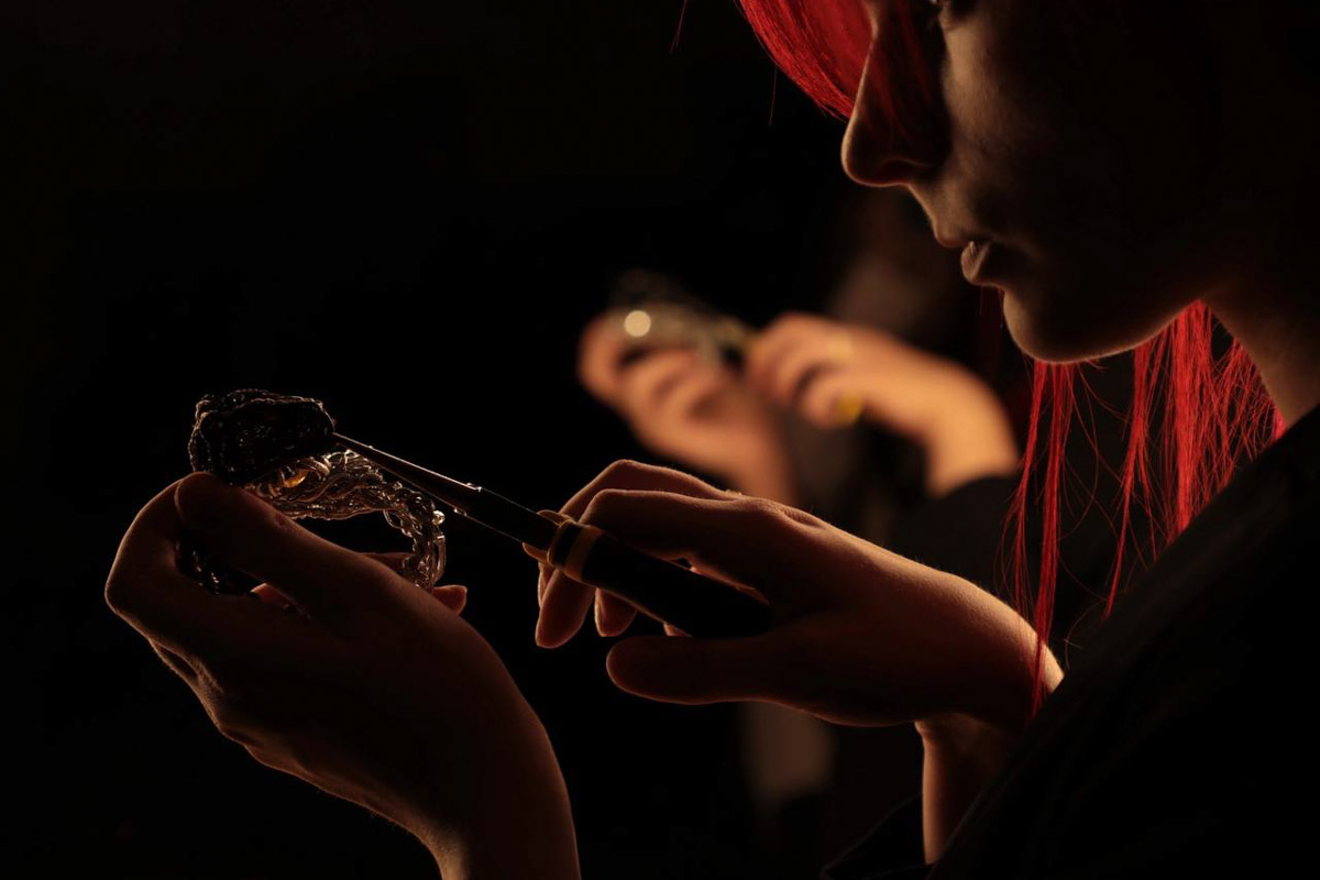 Евгении Хреновой, создательнице авторских украшений, представленных моделями на страницах глянца и подиумах, не раз приходилось падать и подниматься. Впрочем, силы воли дизайнеру аксессуаров не занимать. Она собрала себя и вновь забралась на вершину. О своих американских горках в творческой стезе основательница модного бренда рассказала «Ключ-Медиа».