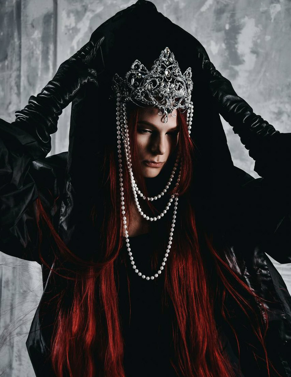 Евгении Хреновой, создательнице авторских украшений, представленных моделями на страницах глянца и подиумах, не раз приходилось падать и подниматься. Впрочем, силы воли дизайнеру аксессуаров не занимать. Она собрала себя и вновь забралась на вершину. О своих американских горках в творческой стезе основательница модного бренда рассказала «Ключ-Медиа».