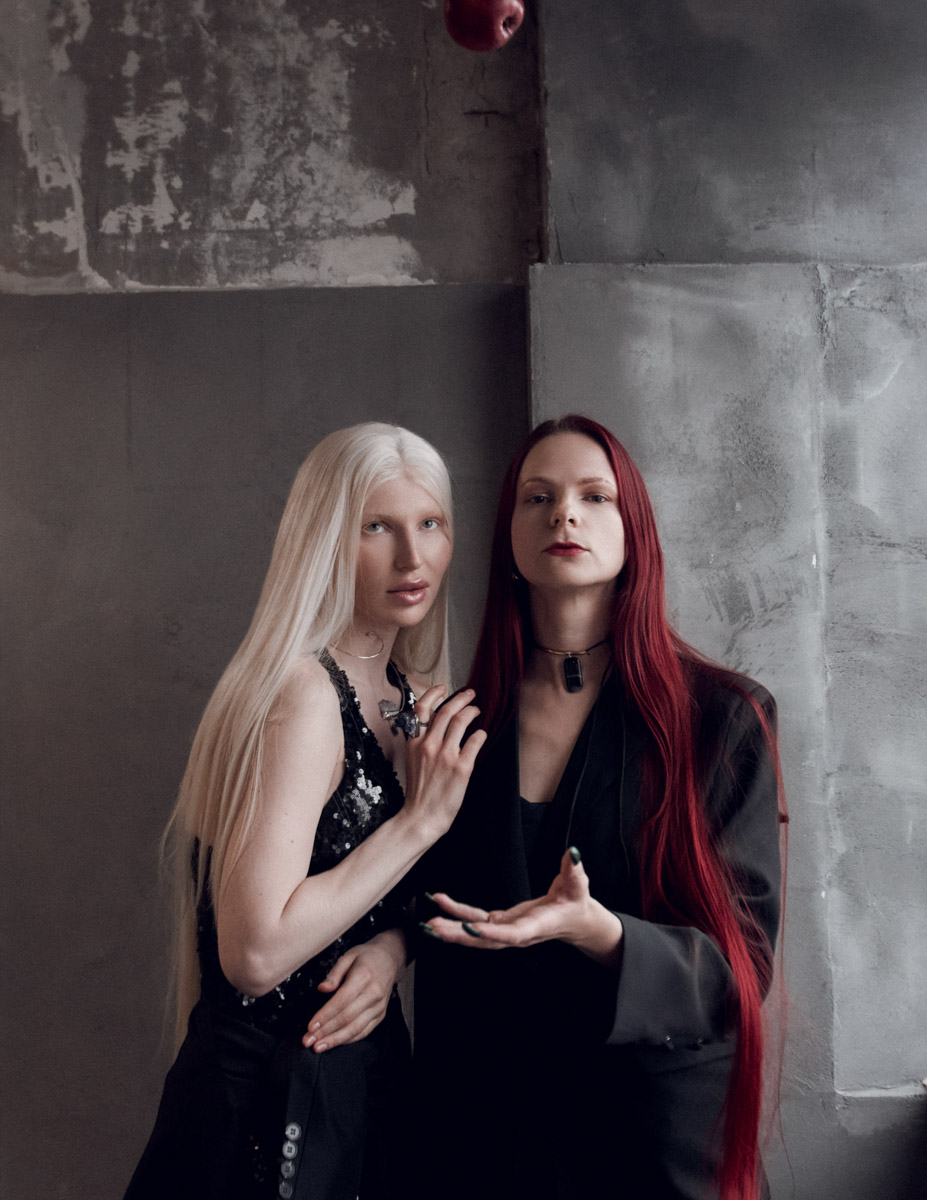 Евгении Хреновой, создательнице авторских украшений, представленных моделями на страницах глянца и подиумах, не раз приходилось падать и подниматься. Впрочем, силы воли дизайнеру аксессуаров не занимать. Она собрала себя и вновь забралась на вершину. О своих американских горках в творческой стезе основательница модного бренда рассказала «Ключ-Медиа».