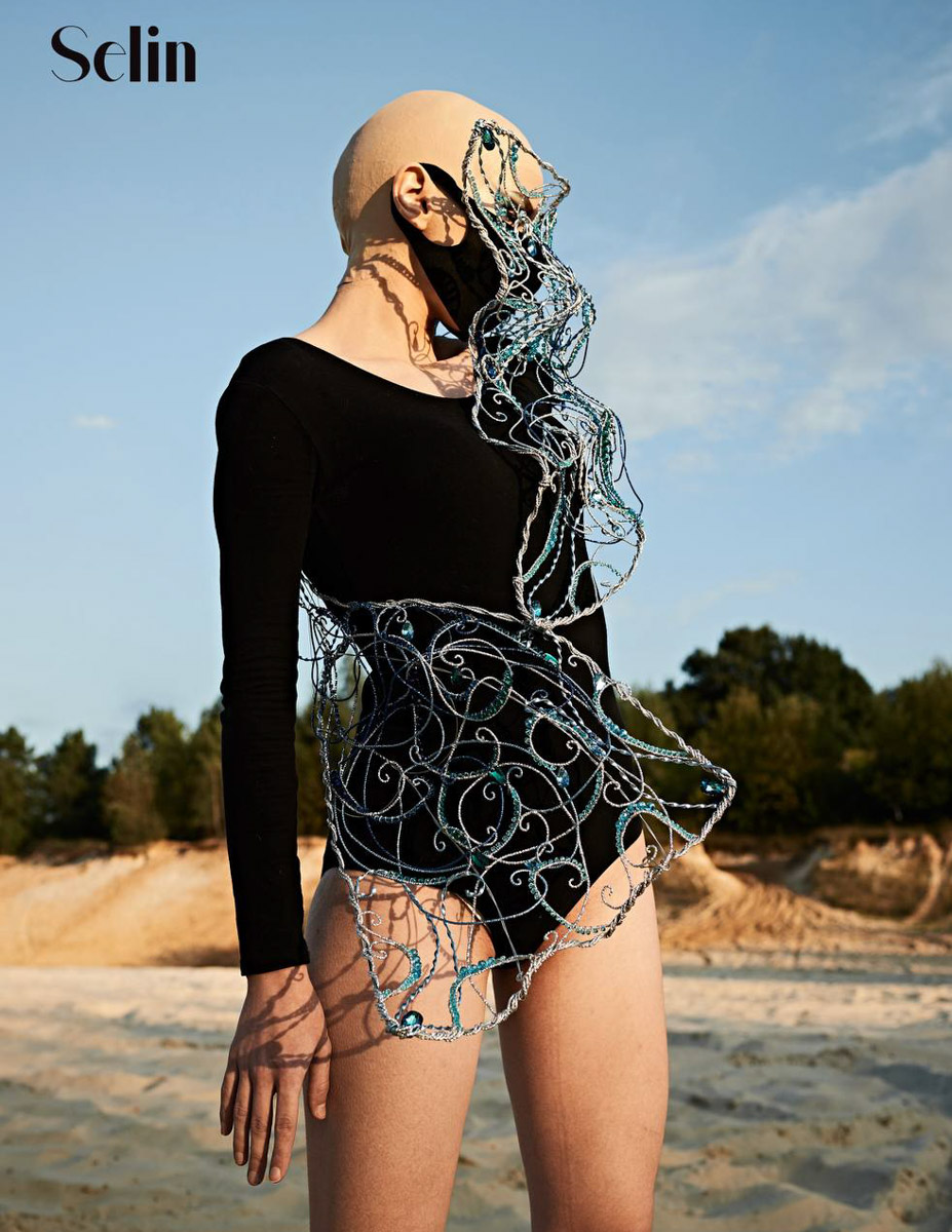 Евгении Хреновой, создательнице авторских украшений, представленных моделями на страницах глянца и подиумах, не раз приходилось падать и подниматься. Впрочем, силы воли дизайнеру аксессуаров не занимать. Она собрала себя и вновь забралась на вершину. О своих американских горках в творческой стезе основательница модного бренда рассказала «Ключ-Медиа».