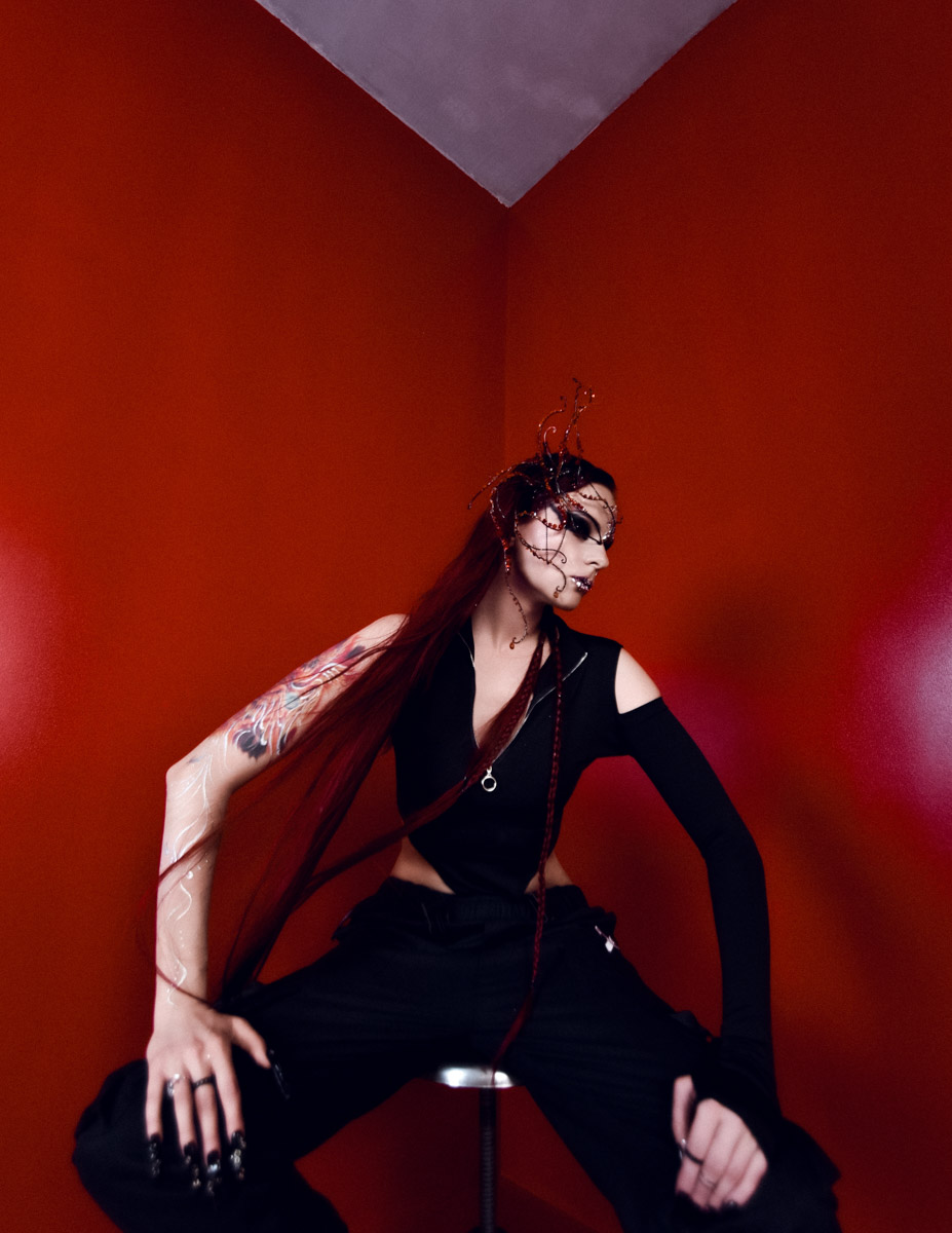 Евгении Хреновой, создательнице авторских украшений, представленных моделями на страницах глянца и подиумах, не раз приходилось падать и подниматься. Впрочем, силы воли дизайнеру аксессуаров не занимать. Она собрала себя и вновь забралась на вершину. О своих американских горках в творческой стезе основательница модного бренда рассказала «Ключ-Медиа».