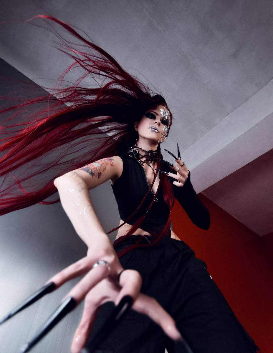 Евгении Хреновой, создательнице авторских украшений, представленных моделями на страницах глянца и подиумах, не раз приходилось падать и подниматься. Впрочем, силы воли дизайнеру аксессуаров не занимать. Она собрала себя и вновь забралась на вершину. О своих американских горках в творческой стезе основательница модного бренда рассказала «Ключ-Медиа».