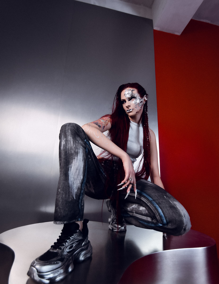 Евгении Хреновой, создательнице авторских украшений, представленных моделями на страницах глянца и подиумах, не раз приходилось падать и подниматься. Впрочем, силы воли дизайнеру аксессуаров не занимать. Она собрала себя и вновь забралась на вершину. О своих американских горках в творческой стезе основательница модного бренда рассказала «Ключ-Медиа».