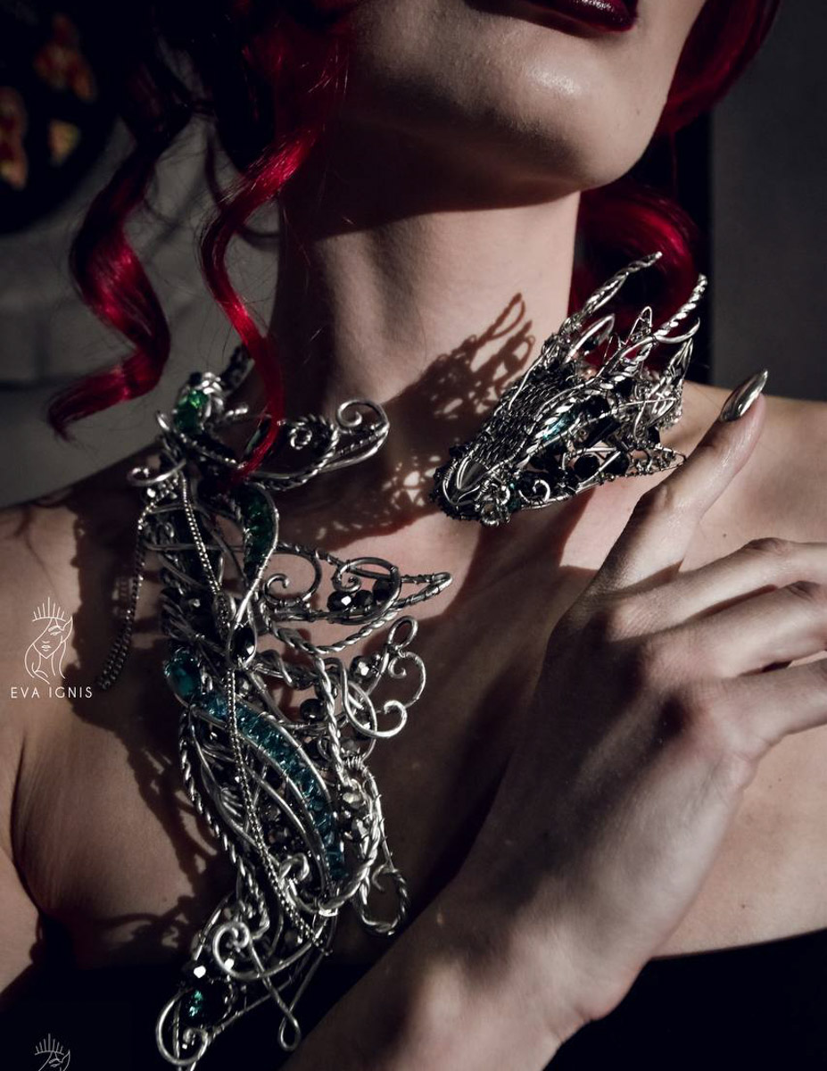 Евгении Хреновой, создательнице авторских украшений, представленных моделями на страницах глянца и подиумах, не раз приходилось падать и подниматься. Впрочем, силы воли дизайнеру аксессуаров не занимать. Она собрала себя и вновь забралась на вершину. О своих американских горках в творческой стезе основательница модного бренда рассказала «Ключ-Медиа».