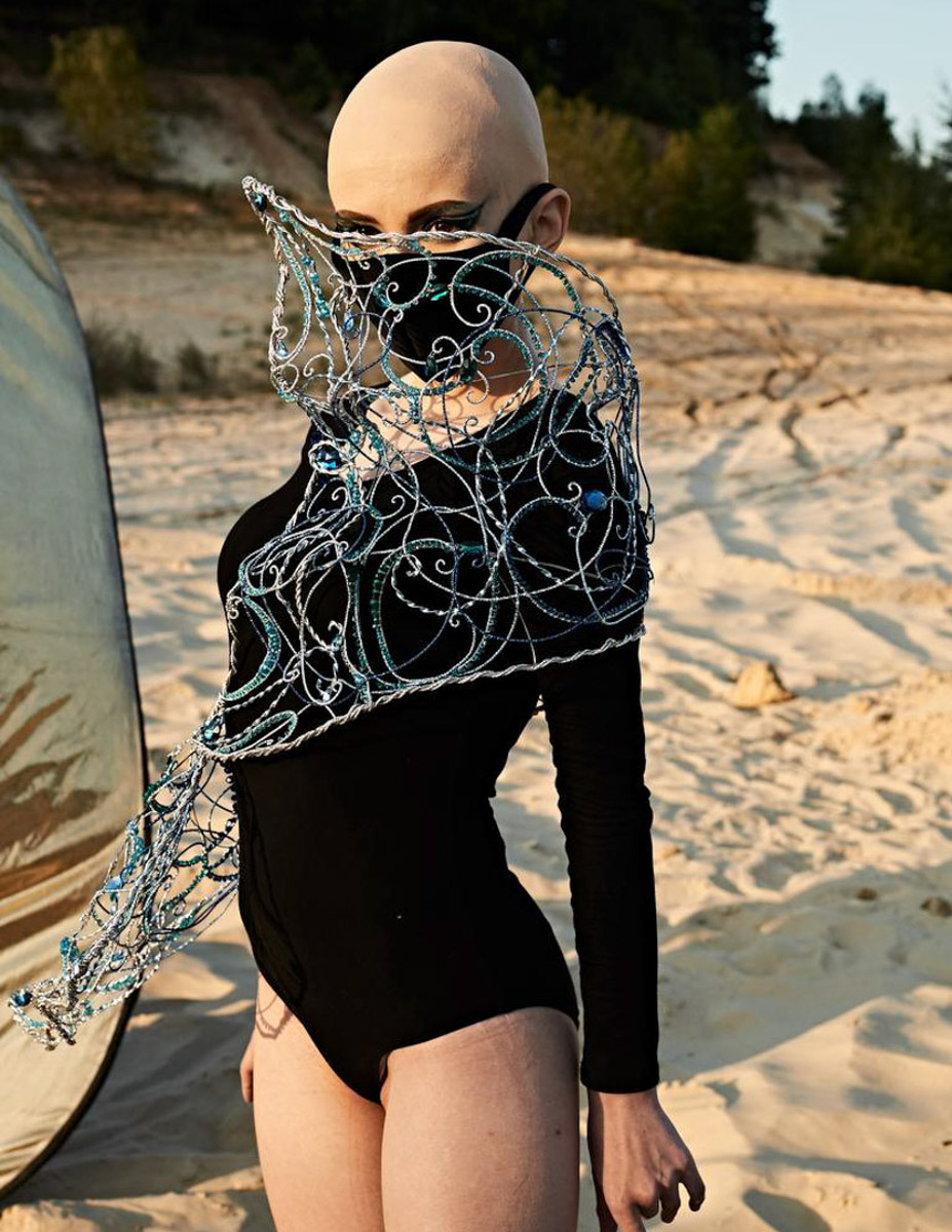 Евгении Хреновой, создательнице авторских украшений, представленных моделями на страницах глянца и подиумах, не раз приходилось падать и подниматься. Впрочем, силы воли дизайнеру аксессуаров не занимать. Она собрала себя и вновь забралась на вершину. О своих американских горках в творческой стезе основательница модного бренда рассказала «Ключ-Медиа».