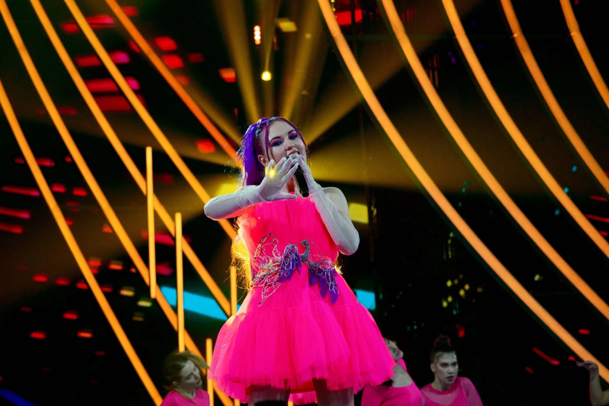 Евгении Хреновой, создательнице авторских украшений, представленных моделями на страницах глянца и подиумах, не раз приходилось падать и подниматься. Впрочем, силы воли дизайнеру аксессуаров не занимать. Она собрала себя и вновь забралась на вершину. О своих американских горках в творческой стезе основательница модного бренда рассказала «Ключ-Медиа».