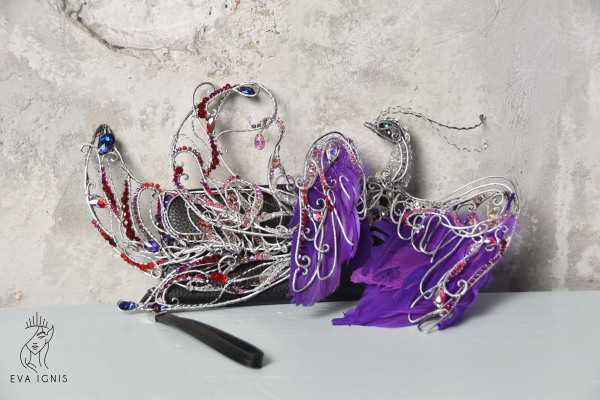 Евгении Хреновой, создательнице авторских украшений, представленных моделями на страницах глянца и подиумах, не раз приходилось падать и подниматься. Впрочем, силы воли дизайнеру аксессуаров не занимать. Она собрала себя и вновь забралась на вершину. О своих американских горках в творческой стезе основательница модного бренда рассказала «Ключ-Медиа».