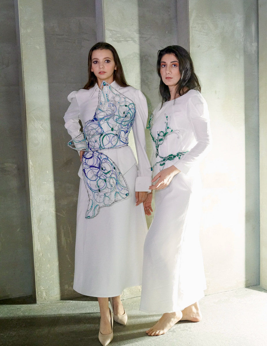 Евгении Хреновой, создательнице авторских украшений, представленных моделями на страницах глянца и подиумах, не раз приходилось падать и подниматься. Впрочем, силы воли дизайнеру аксессуаров не занимать. Она собрала себя и вновь забралась на вершину. О своих американских горках в творческой стезе основательница модного бренда рассказала «Ключ-Медиа».