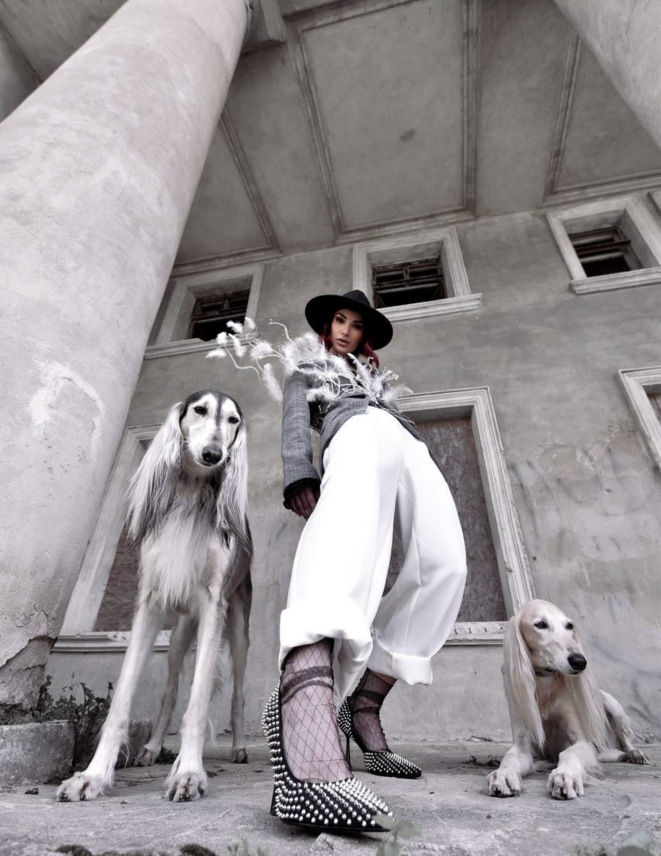 Евгении Хреновой, создательнице авторских украшений, представленных моделями на страницах глянца и подиумах, не раз приходилось падать и подниматься. Впрочем, силы воли дизайнеру аксессуаров не занимать. Она собрала себя и вновь забралась на вершину. О своих американских горках в творческой стезе основательница модного бренда рассказала «Ключ-Медиа».