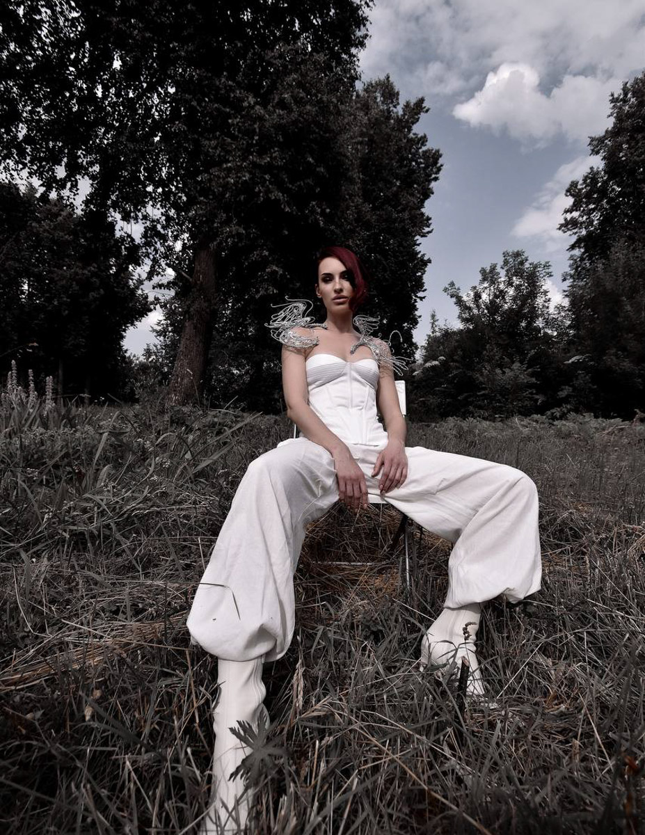 Евгении Хреновой, создательнице авторских украшений, представленных моделями на страницах глянца и подиумах, не раз приходилось падать и подниматься. Впрочем, силы воли дизайнеру аксессуаров не занимать. Она собрала себя и вновь забралась на вершину. О своих американских горках в творческой стезе основательница модного бренда рассказала «Ключ-Медиа».