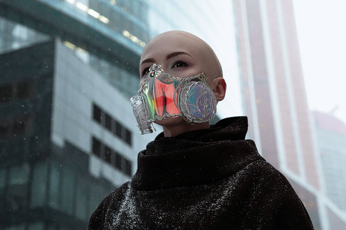 Евгении Хреновой, создательнице авторских украшений, представленных моделями на страницах глянца и подиумах, не раз приходилось падать и подниматься. Впрочем, силы воли дизайнеру аксессуаров не занимать. Она собрала себя и вновь забралась на вершину. О своих американских горках в творческой стезе основательница модного бренда рассказала «Ключ-Медиа».