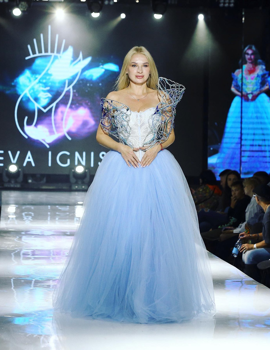 Евгении Хреновой, создательнице авторских украшений, представленных моделями на страницах глянца и подиумах, не раз приходилось падать и подниматься. Впрочем, силы воли дизайнеру аксессуаров не занимать. Она собрала себя и вновь забралась на вершину. О своих американских горках в творческой стезе основательница модного бренда рассказала «Ключ-Медиа».