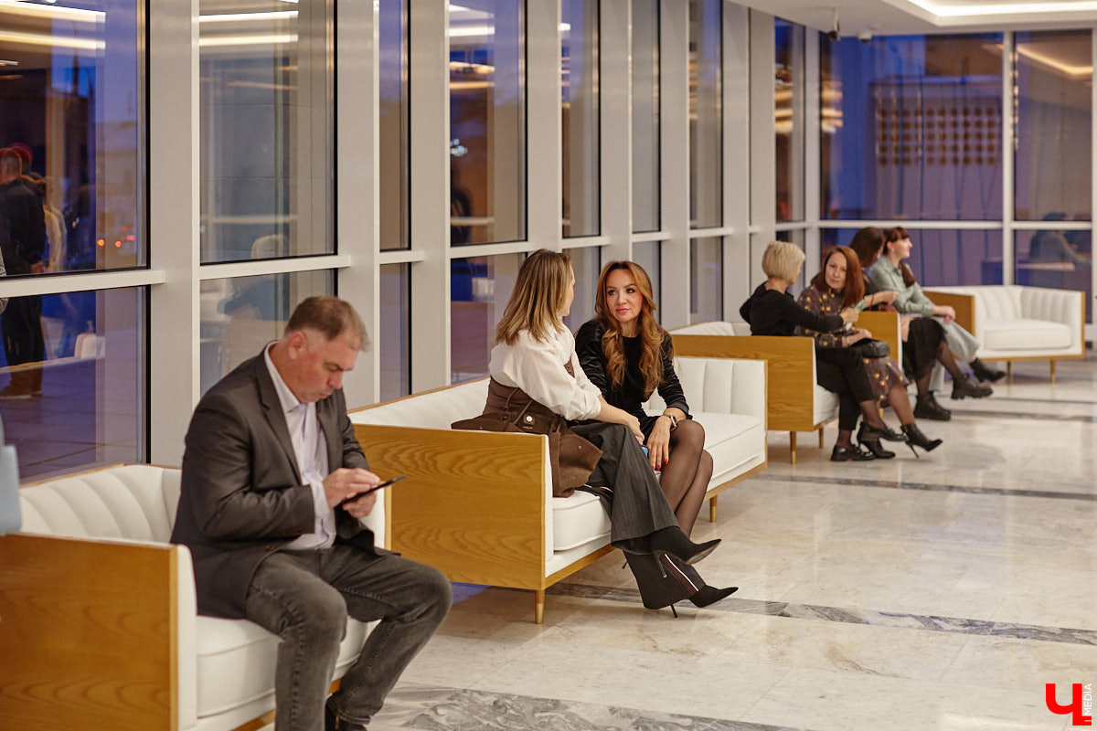 Театральная осень во Владимире началась под бравурные мелодии духового оркестра и звуки струнного ансамбля классической музыки: 10 октября здание драмтеатра, вселявшее грусть темными окнами более пяти лет, озарилось огнями, встретив первых зрителей. Как прошло «новоселье» на старом месте — смотрите в нашем фоторепортаже!