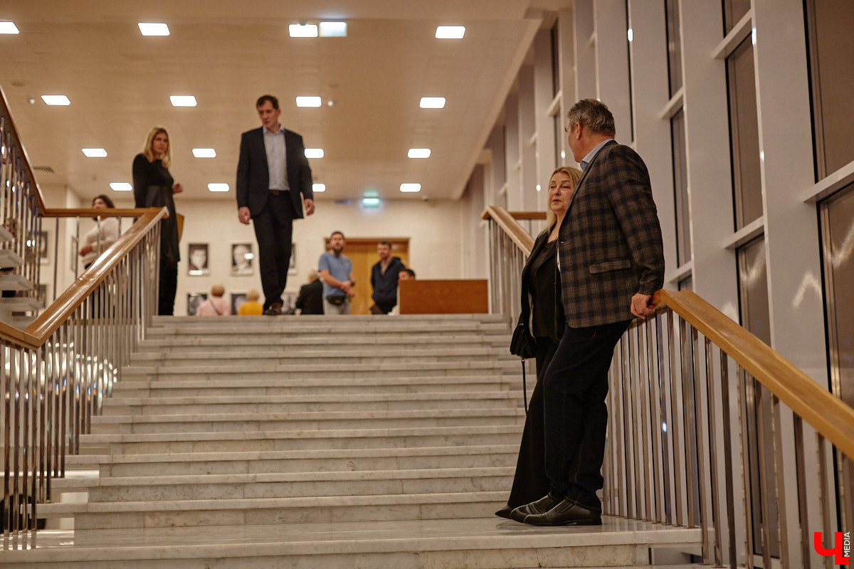 Театральная осень во Владимире началась под бравурные мелодии духового оркестра и звуки струнного ансамбля классической музыки: 10 октября здание драмтеатра, вселявшее грусть темными окнами более пяти лет, озарилось огнями, встретив первых зрителей. Как прошло «новоселье» на старом месте — смотрите в нашем фоторепортаже!