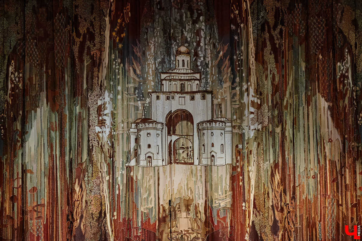 Театральная осень во Владимире началась под бравурные мелодии духового оркестра и звуки струнного ансамбля классической музыки: 10 октября здание драмтеатра, вселявшее грусть темными окнами более пяти лет, озарилось огнями, встретив первых зрителей. Как прошло «новоселье» на старом месте — смотрите в нашем фоторепортаже!