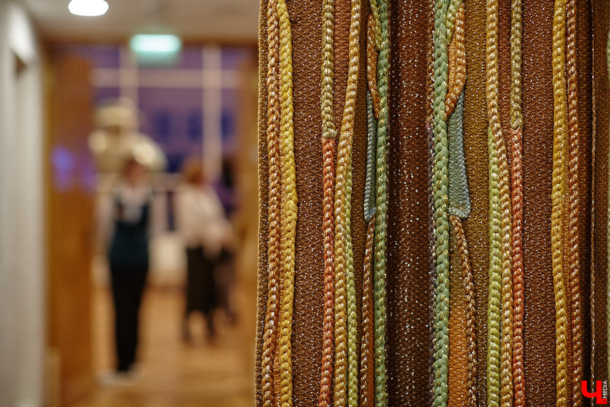 Театральная осень во Владимире началась под бравурные мелодии духового оркестра и звуки струнного ансамбля классической музыки: 10 октября здание драмтеатра, вселявшее грусть темными окнами более пяти лет, озарилось огнями, встретив первых зрителей. Как прошло «новоселье» на старом месте — смотрите в нашем фоторепортаже!