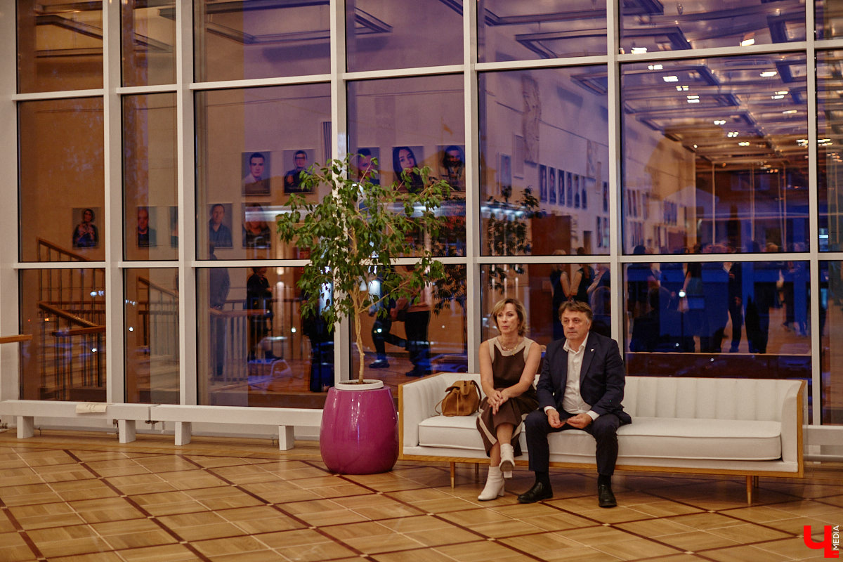 Театральная осень во Владимире началась под бравурные мелодии духового оркестра и звуки струнного ансамбля классической музыки: 10 октября здание драмтеатра, вселявшее грусть темными окнами более пяти лет, озарилось огнями, встретив первых зрителей. Как прошло «новоселье» на старом месте — смотрите в нашем фоторепортаже!