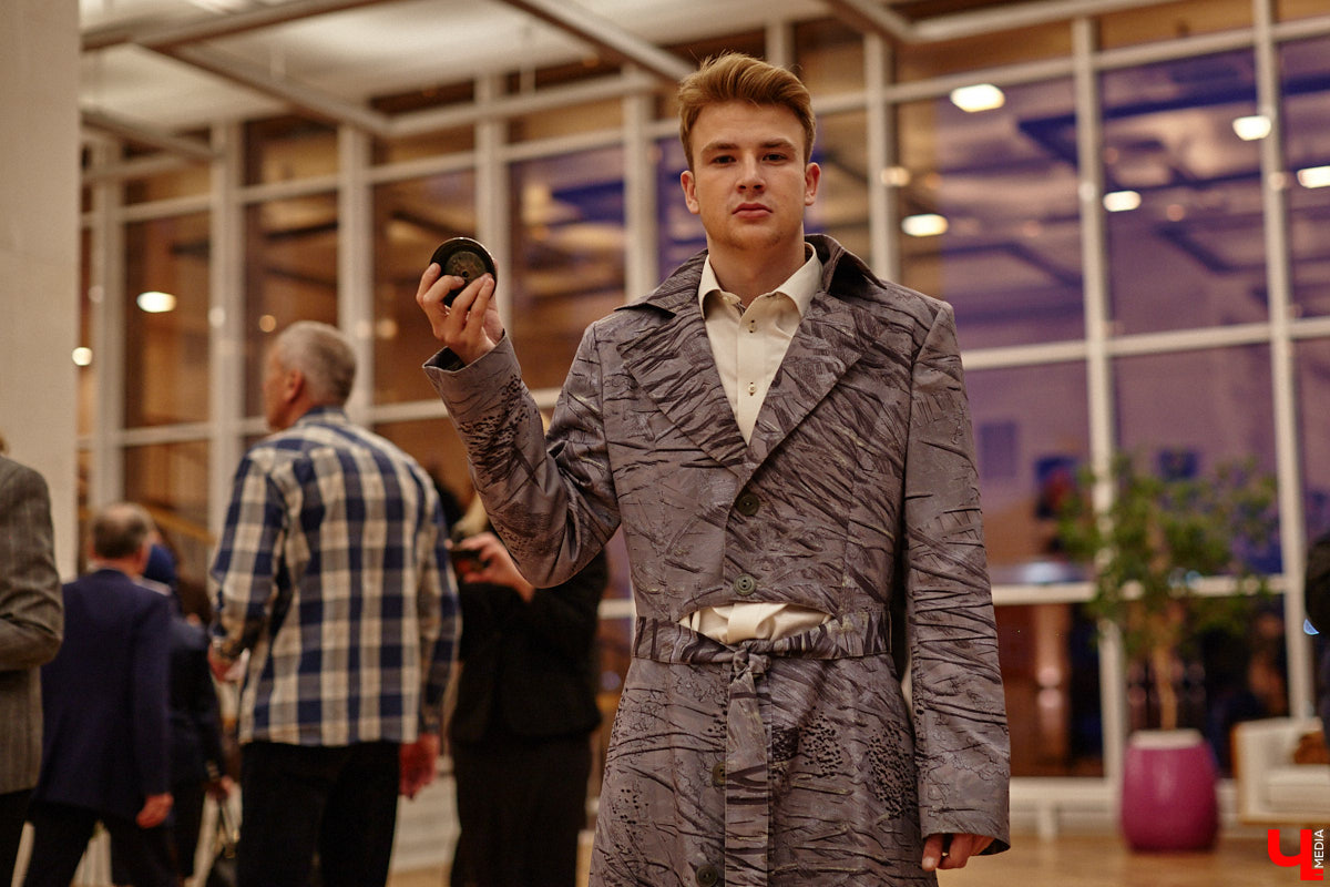 Театральная осень во Владимире началась под бравурные мелодии духового оркестра и звуки струнного ансамбля классической музыки: 10 октября здание драмтеатра, вселявшее грусть темными окнами более пяти лет, озарилось огнями, встретив первых зрителей. Как прошло «новоселье» на старом месте — смотрите в нашем фоторепортаже!