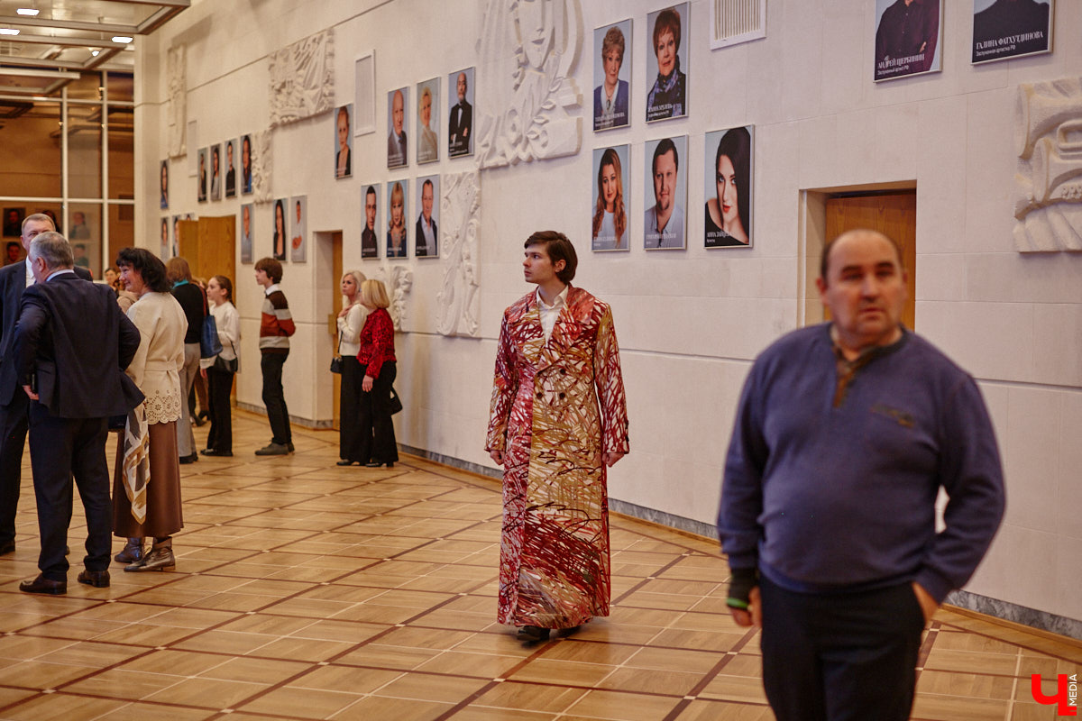 Театральная осень во Владимире началась под бравурные мелодии духового оркестра и звуки струнного ансамбля классической музыки: 10 октября здание драмтеатра, вселявшее грусть темными окнами более пяти лет, озарилось огнями, встретив первых зрителей. Как прошло «новоселье» на старом месте — смотрите в нашем фоторепортаже!