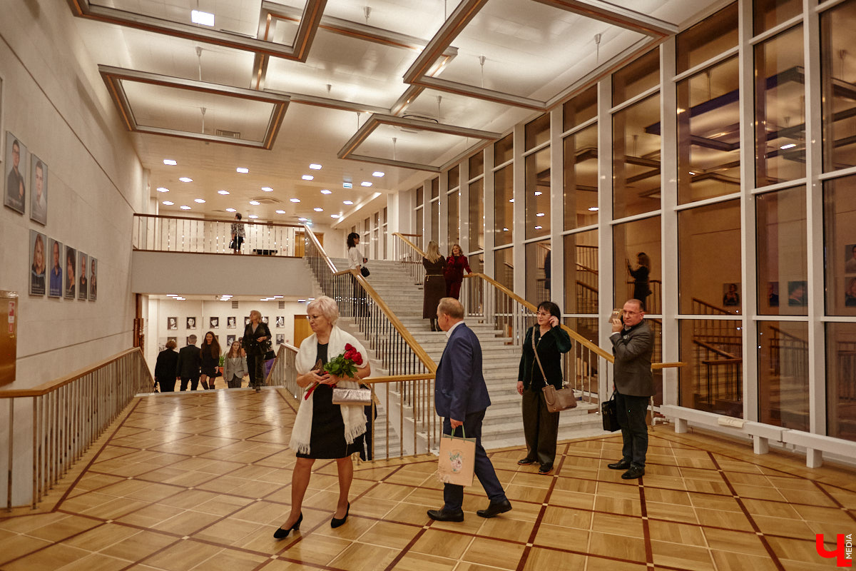 Театральная осень во Владимире началась под бравурные мелодии духового оркестра и звуки струнного ансамбля классической музыки: 10 октября здание драмтеатра, вселявшее грусть темными окнами более пяти лет, озарилось огнями, встретив первых зрителей. Как прошло «новоселье» на старом месте — смотрите в нашем фоторепортаже!