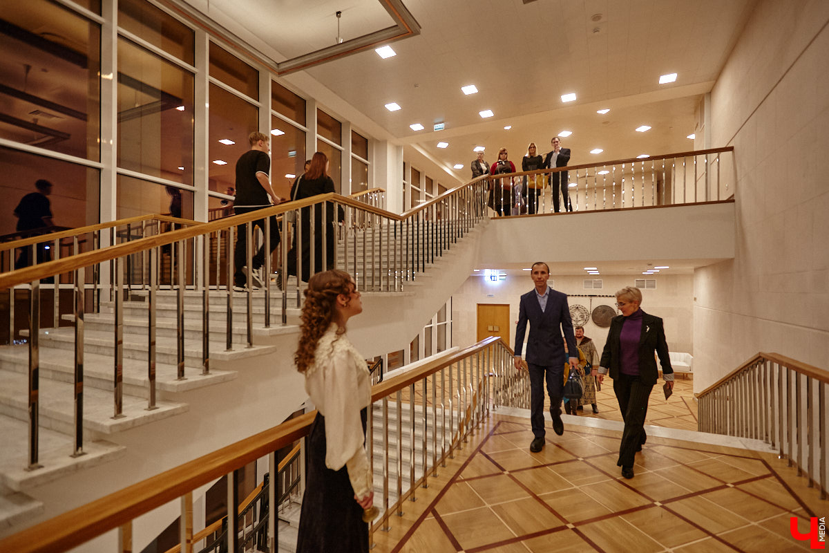 Театральная осень во Владимире началась под бравурные мелодии духового оркестра и звуки струнного ансамбля классической музыки: 10 октября здание драмтеатра, вселявшее грусть темными окнами более пяти лет, озарилось огнями, встретив первых зрителей. Как прошло «новоселье» на старом месте — смотрите в нашем фоторепортаже!