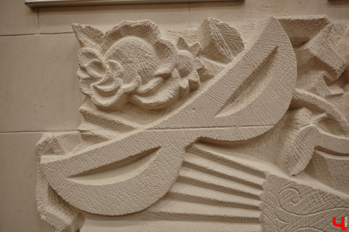 Театральная осень во Владимире началась под бравурные мелодии духового оркестра и звуки струнного ансамбля классической музыки: 10 октября здание драмтеатра, вселявшее грусть темными окнами более пяти лет, озарилось огнями, встретив первых зрителей. Как прошло «новоселье» на старом месте — смотрите в нашем фоторепортаже!