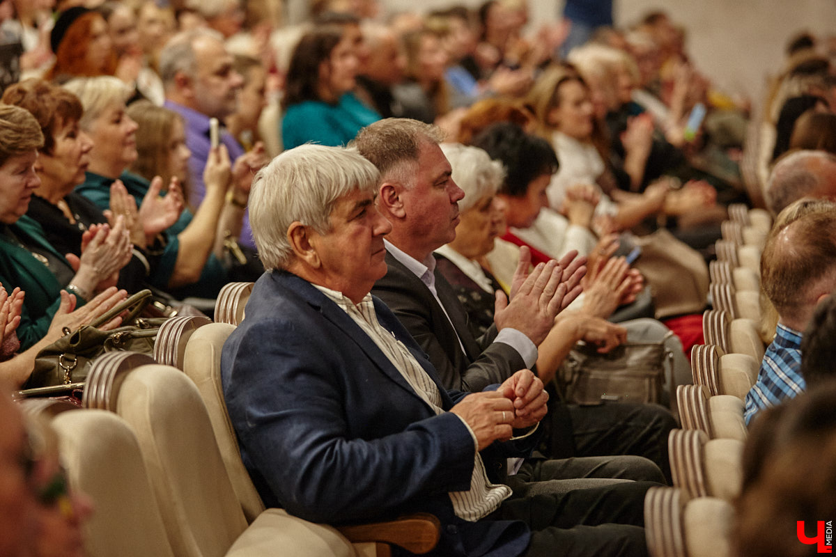 Театральная осень во Владимире началась под бравурные мелодии духового оркестра и звуки струнного ансамбля классической музыки: 10 октября здание драмтеатра, вселявшее грусть темными окнами более пяти лет, озарилось огнями, встретив первых зрителей. Как прошло «новоселье» на старом месте — смотрите в нашем фоторепортаже!