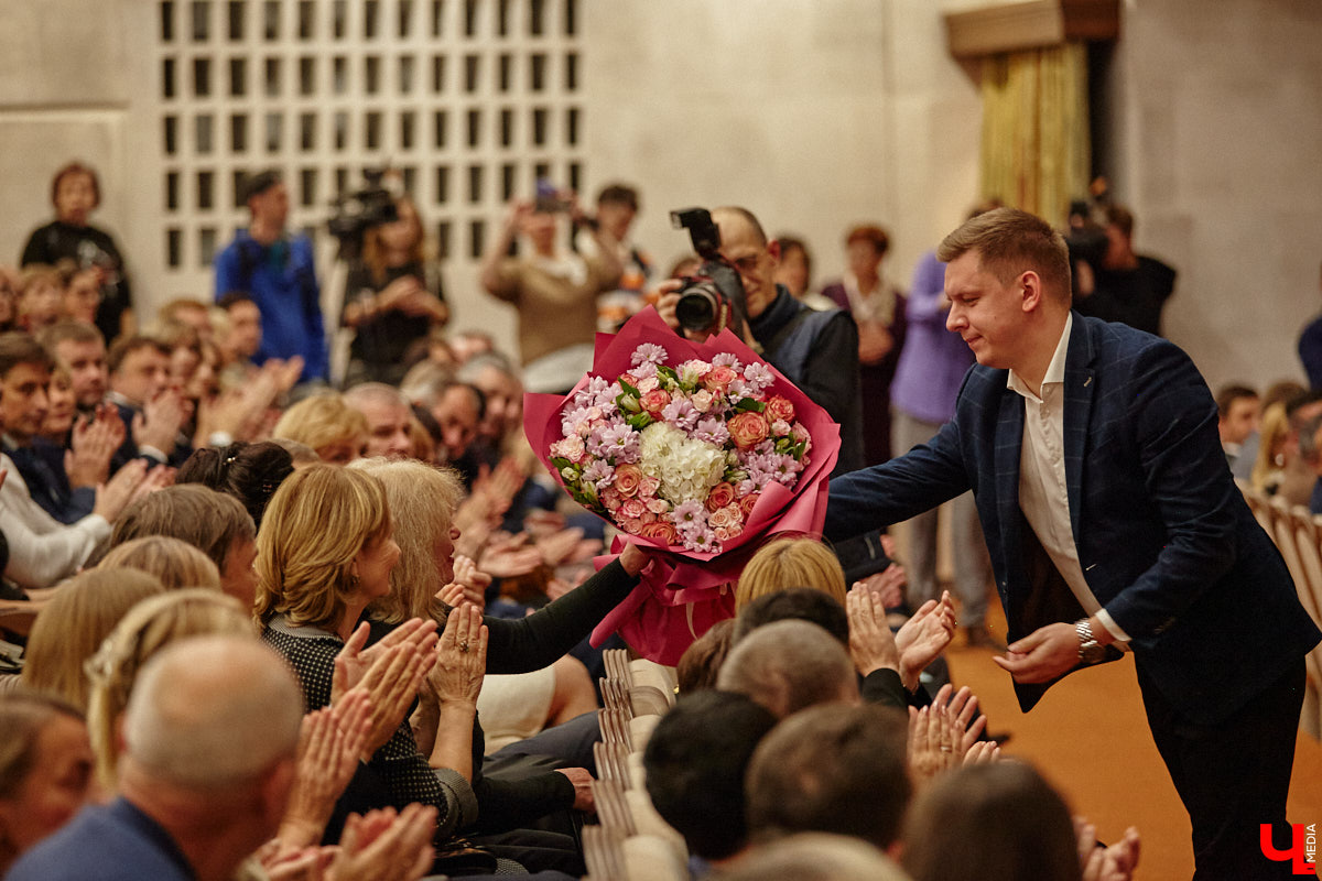 Театральная осень во Владимире началась под бравурные мелодии духового оркестра и звуки струнного ансамбля классической музыки: 10 октября здание драмтеатра, вселявшее грусть темными окнами более пяти лет, озарилось огнями, встретив первых зрителей. Как прошло «новоселье» на старом месте — смотрите в нашем фоторепортаже!