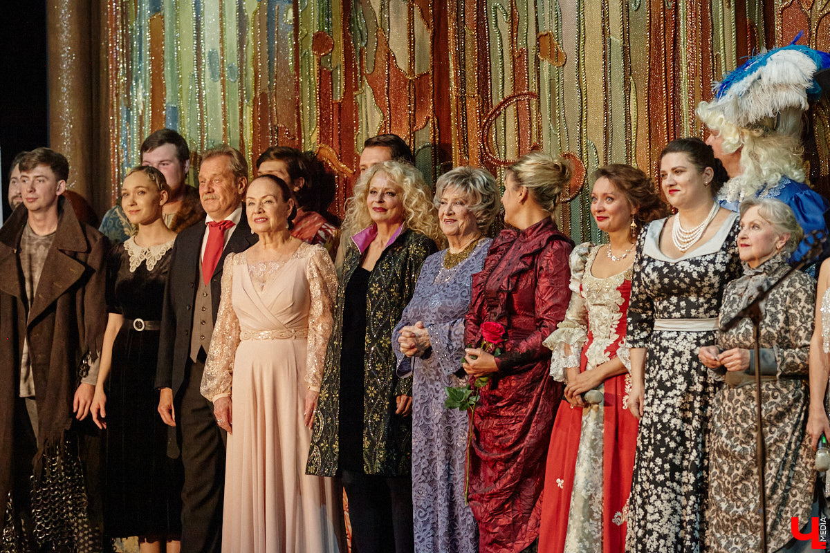 Театральная осень во Владимире началась под бравурные мелодии духового оркестра и звуки струнного ансамбля классической музыки: 10 октября здание драмтеатра, вселявшее грусть темными окнами более пяти лет, озарилось огнями, встретив первых зрителей. Как прошло «новоселье» на старом месте — смотрите в нашем фоторепортаже!